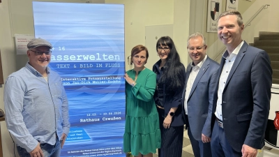 V.l.: Fotograf Jan‑Dirk Müller‑Esdohr, Sängerin Anna Vinichuk, Regionalmanagerin Monika Pellkofer, Bürgermeister Creußen Martin Dannhäußer und Landrat Florian Wiedemann. (Foto: red )