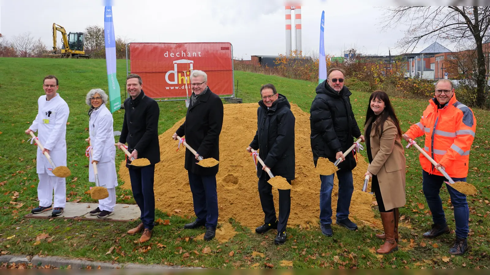 Beim offiziellen Spatenstich zum Neubau der Apotheke am Klinikum (v.l.n.r.): Richard Sommerer, Direktor Apotheke und Einkauf, Sabine Tröger, Stellvertretende Leiterin Apotheke, Landrat Florian Wiedemann, Aufsichtsratsvorsitzender der Klinikum Bayreuth GmbH, Oberbürgermeister Thomas Ebersberger, Vorsitzender des Krankenhauszweckverbandes, Dietmar Pawlik, Geschäftsführer Klinikum Bayreuth GmbH, Prof. Werner Vogt, Ingenieurbüro Vogt, Sonja Pöhlmann, Direktorin Bau und Technik am Klinikum und Christian Stolper, Firma Dechant. (Foto: Klinikum Bayreuth GmbH)