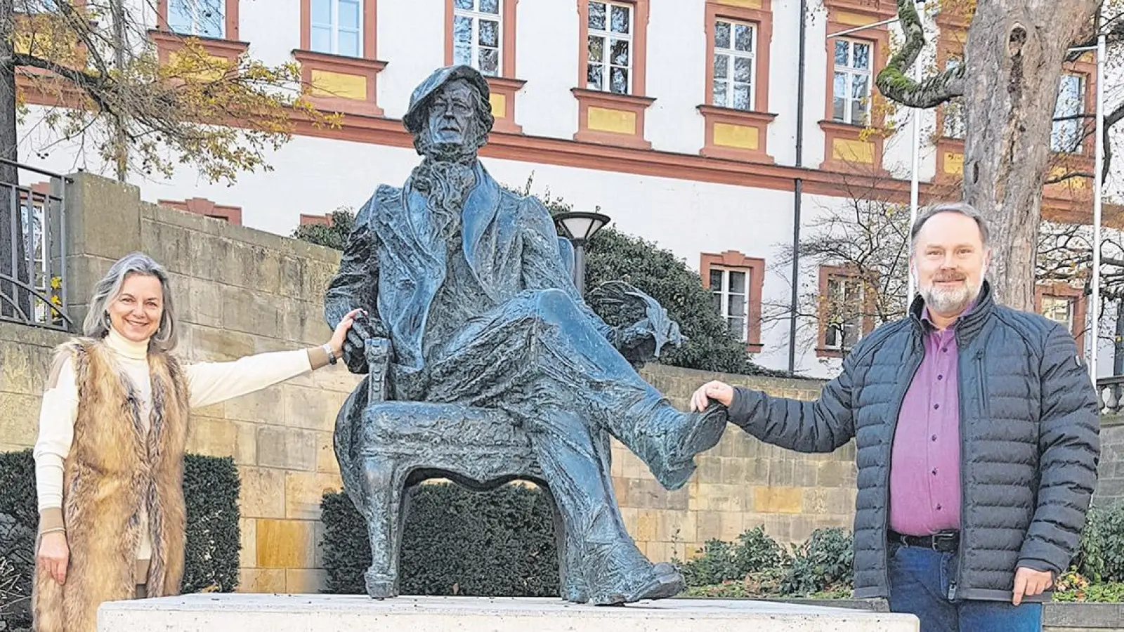 ichard Wagner hat schon Platz genommen. Die Statue steht auf dem  La Spezia-Platz vor der Schlossgalerie.  Beate Kuhn und Thomas Bauske würden nun gerne auch den Schwiegervater, Franz Liszt, würdigen. (Foto: red)