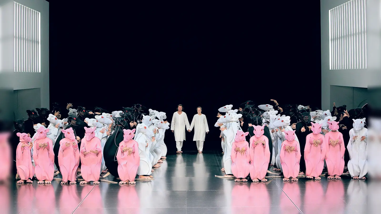 Der Festspielchor als lebensgroße Ratten verkleidet mit Startenor Klaus Florian Vogt als Lohengrin. Der<br> „Ratten-Lohengrin“ hat sich seit der umstrittenen Premiere 2010, vom Skandalstück bis 2015 zum Kult ent-<br>wickelt. Beim Straßenfest dürfen Besucher selbst in die markanten Kostüme schlüpfen. „Der Schnitt ist bewusst zwanglos – fast jeder passt hinein“, sagt Festspielleiterin Katharina Wagner.  (Foto: Bayreuther Festspiele / Enrico Nawrath)