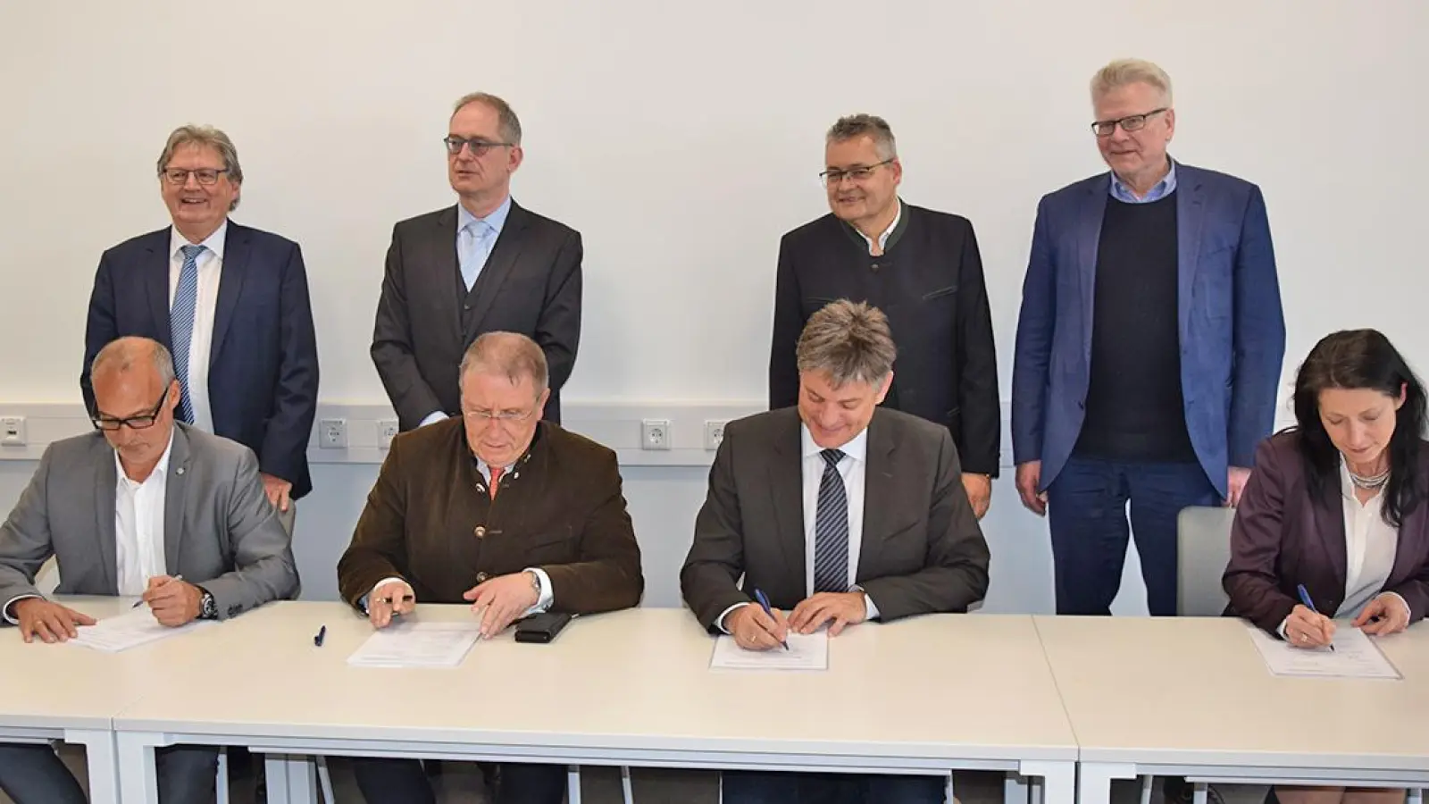 Vertreter der GeBo aus Bayreuth und der Universität Erlangen unterzeichnen den Kooperationsvertrag zum Medizincampus Oberfranken. (Foto: Lenkeit)