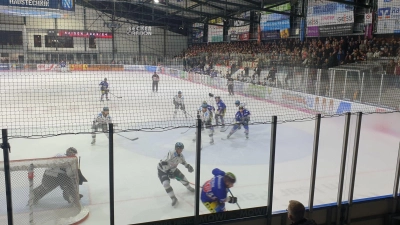 Eine hart umkämpfte Partie zwischen dem Deggendorfer SC und den Bayreuth Tigers bekamen die Fans heute Abend zu sehen. (Foto: Jeannette Reintzsch)