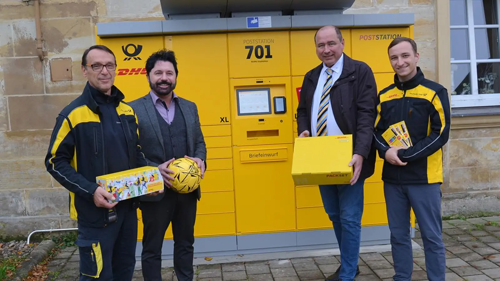 Die neue Poststation in Glashütten wurde durch Vertriebsmanager Jürgen Hartmann (zweiter von rechts), Vincent Ackermann (rechts) in dessen Funktion als Regionaler Politikbeauftragter, dem örtlichen Postboten Luigino Zandona (links) und Bürgermeister Sven Ruhl eröffnet. (Foto: Dieter Jenß)