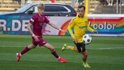 Felix Heim (rechts, hier im Spiel gegen den FC Augsburg II) bleibt auch in der neuen Saison 2025/26 Teil des Teams der SpVgg Bayreuth. (Foto: Archiv/sd)