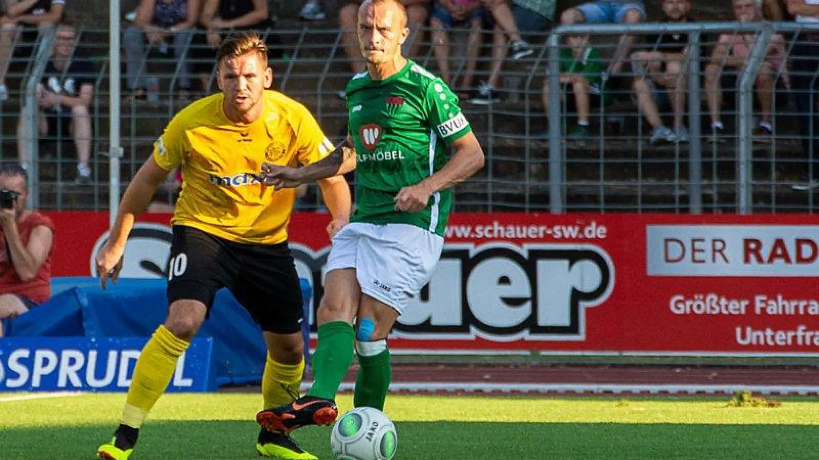 Alexander Piller (am Ball) verstärkt die Altstadt. / Foto: SpVgg Bayreuth. (Foto: inBayreuth.de)