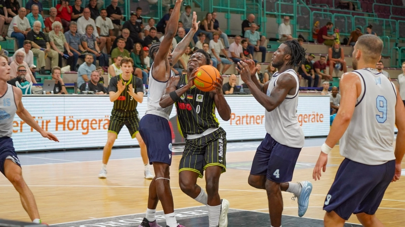 Trotz allen Einsatzes (im Bild Joshua Bonga, am Ball), war Medikamente per Klick Bayreuth letztlich gegen den slowakischen Erstligisten Blue Wings Nitra unterlegen.  (Foto: sd)