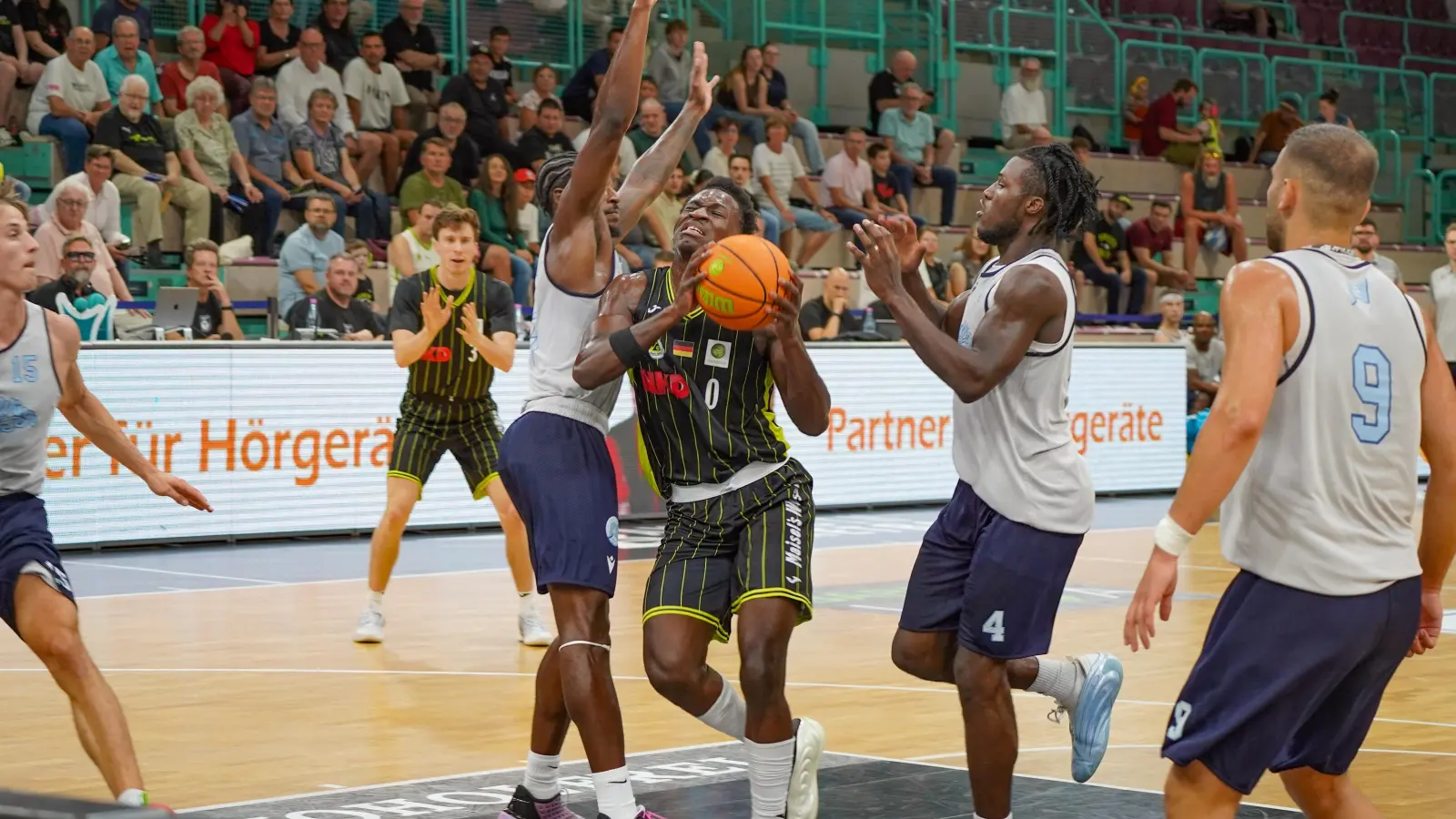 Trotz allen Einsatzes (im Bild Joshua Bonga, am Ball), war Medikamente per Klick Bayreuth letztlich gegen den slowakischen Erstligisten Blue Wings Nitra unterlegen.  (Foto: sd)