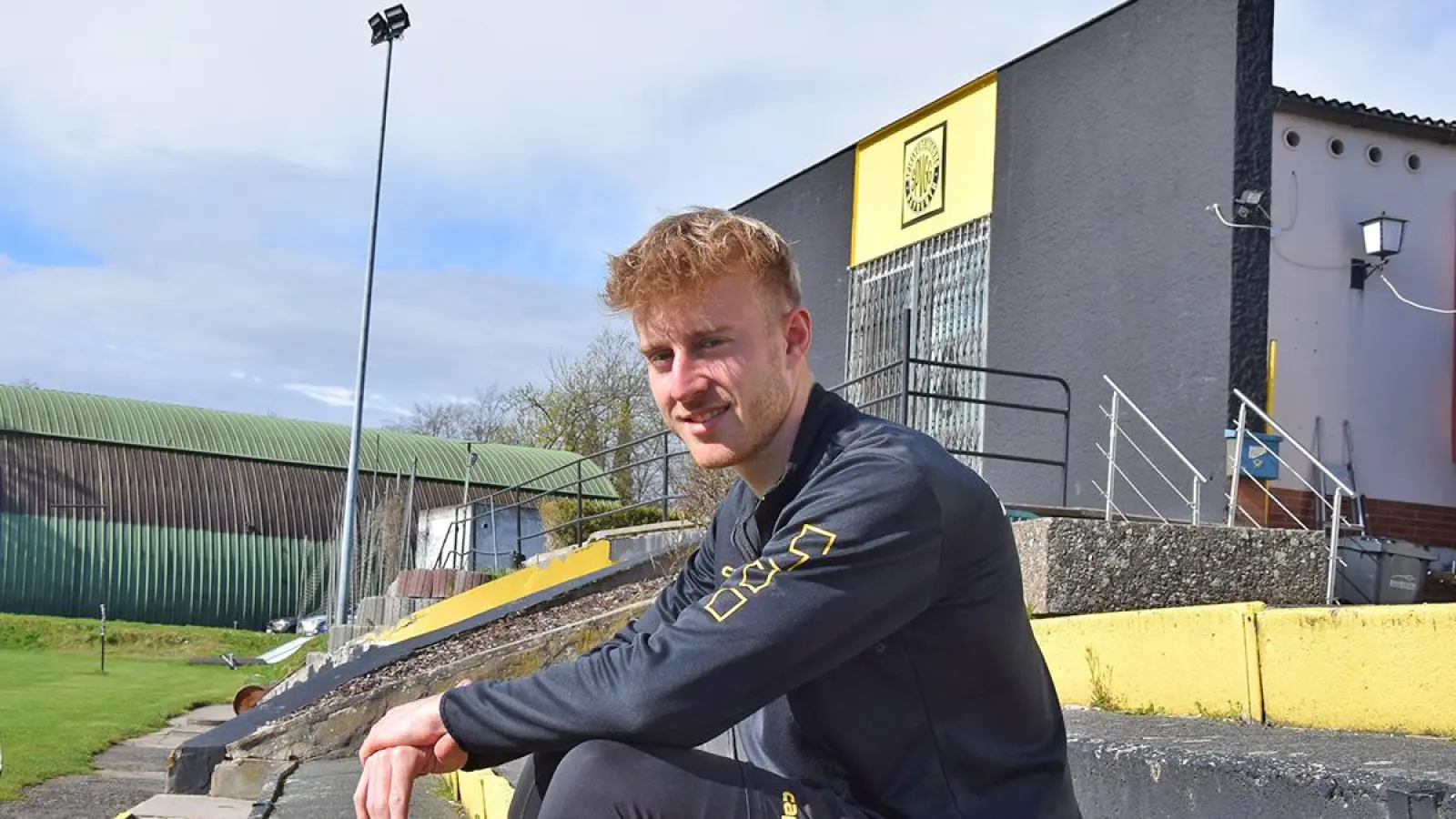 Jonas Wieselsberger auf dem Trainingsgelände der SpVgg Bayreuth: Am Samstag kommt Ex-Club Buchbach. (Foto: jle)