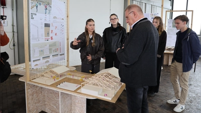 Janina Rölcke und Linda Eiermann bei der Vorstellung ihres Entwurfs mit Bezirkstagspräsident Henry Schramm (Foto: Sabine Heid)