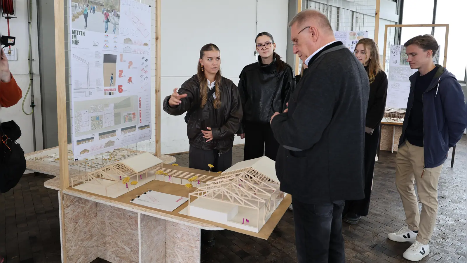 Janina Rölcke und Linda Eiermann bei der Vorstellung ihres Entwurfs mit Bezirkstagspräsident Henry Schramm (Foto: Sabine Heid)