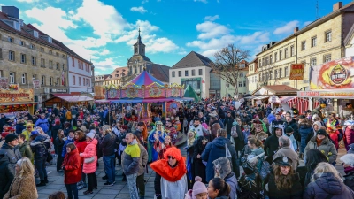 Bei strahlendem Sonnenschein und wolkenlosem Himmel zog der Faschingsumzug durch die Straßen und sorgte für ausgelassene Stimmung. (Foto: sd)