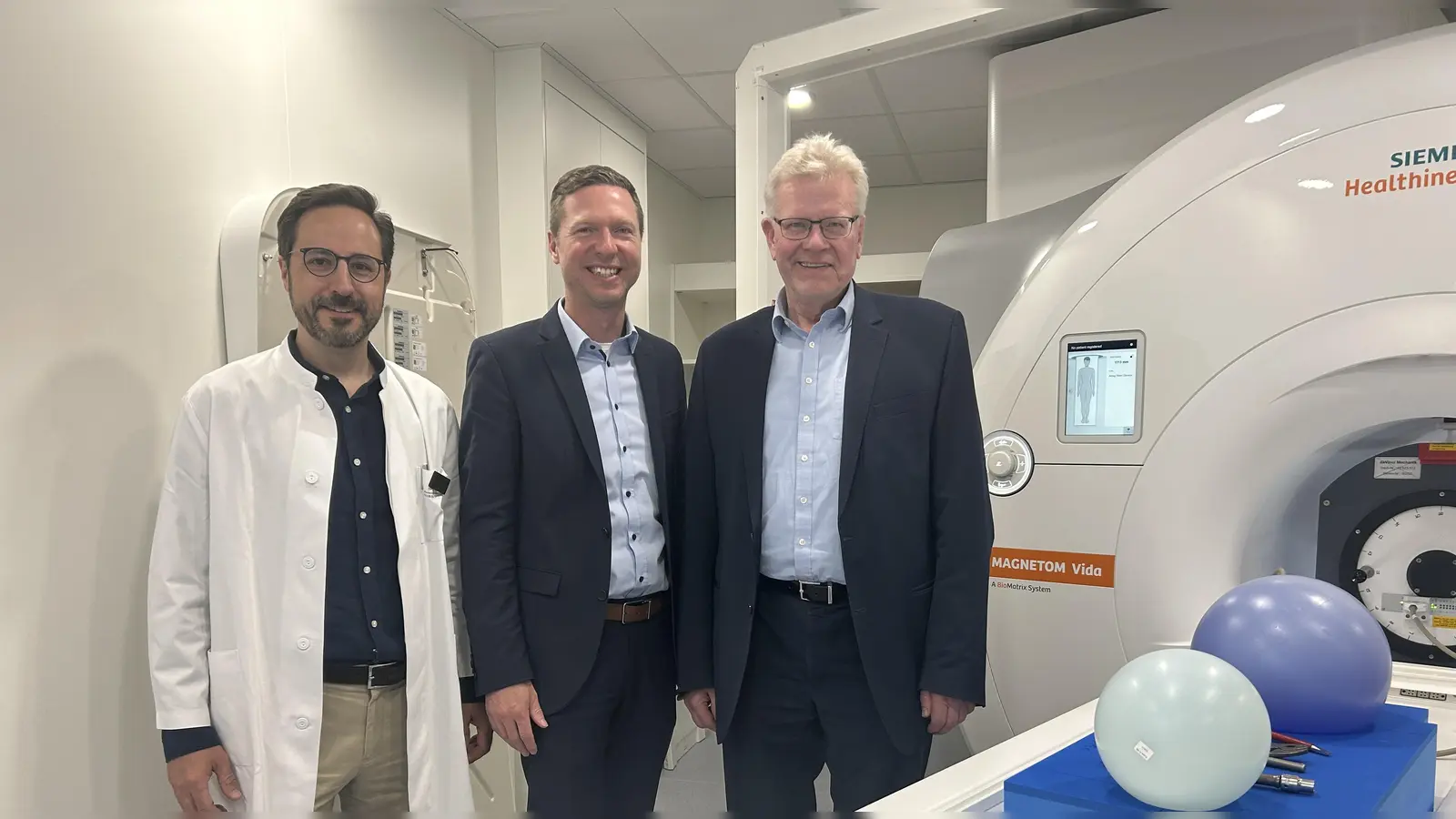 V.l.: Dr. Thorsten Klink, Landrat Florian Wiedemann und OB Thomas Ebersberger.  (Foto: jm)