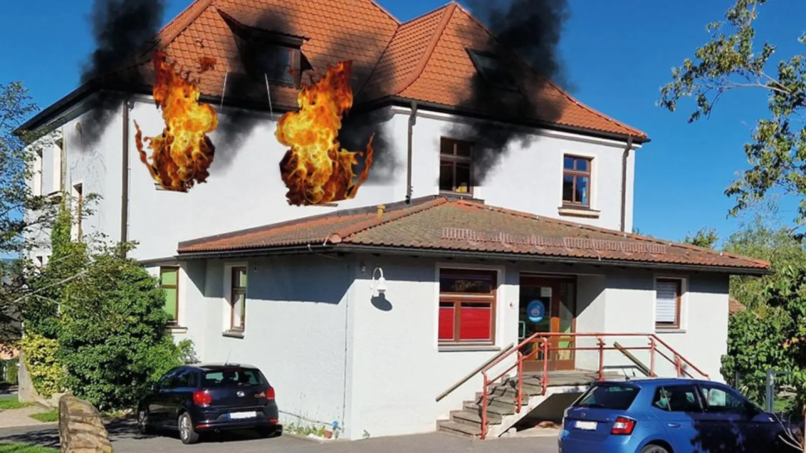 Zum Glück nicht real, sondern der eine Fotomontage: Der brennende Kindergarten in Unternschreez. (Foto: Fotomontage: Gerhard Eichmüller)