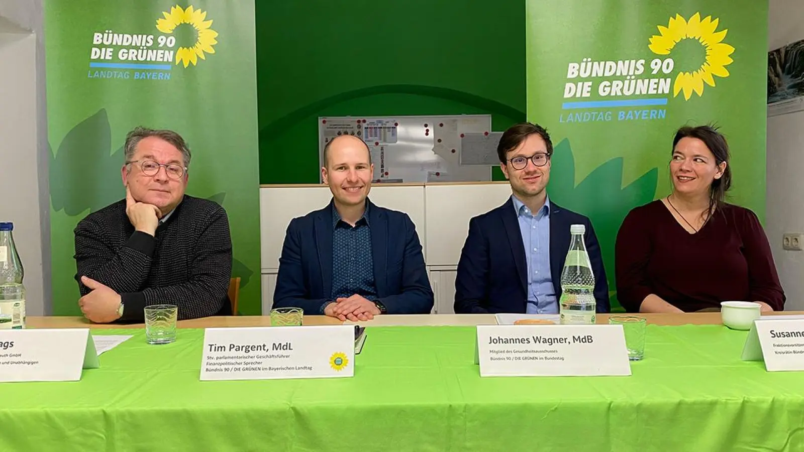 v.l.: Stadtrat Stefan Schlags, MdL Tim Pargent, MdB Johannes Wagner, Fraktionsvorsitzende im Kreistag Susanne Bauer. (Foto: Lenkeit)
