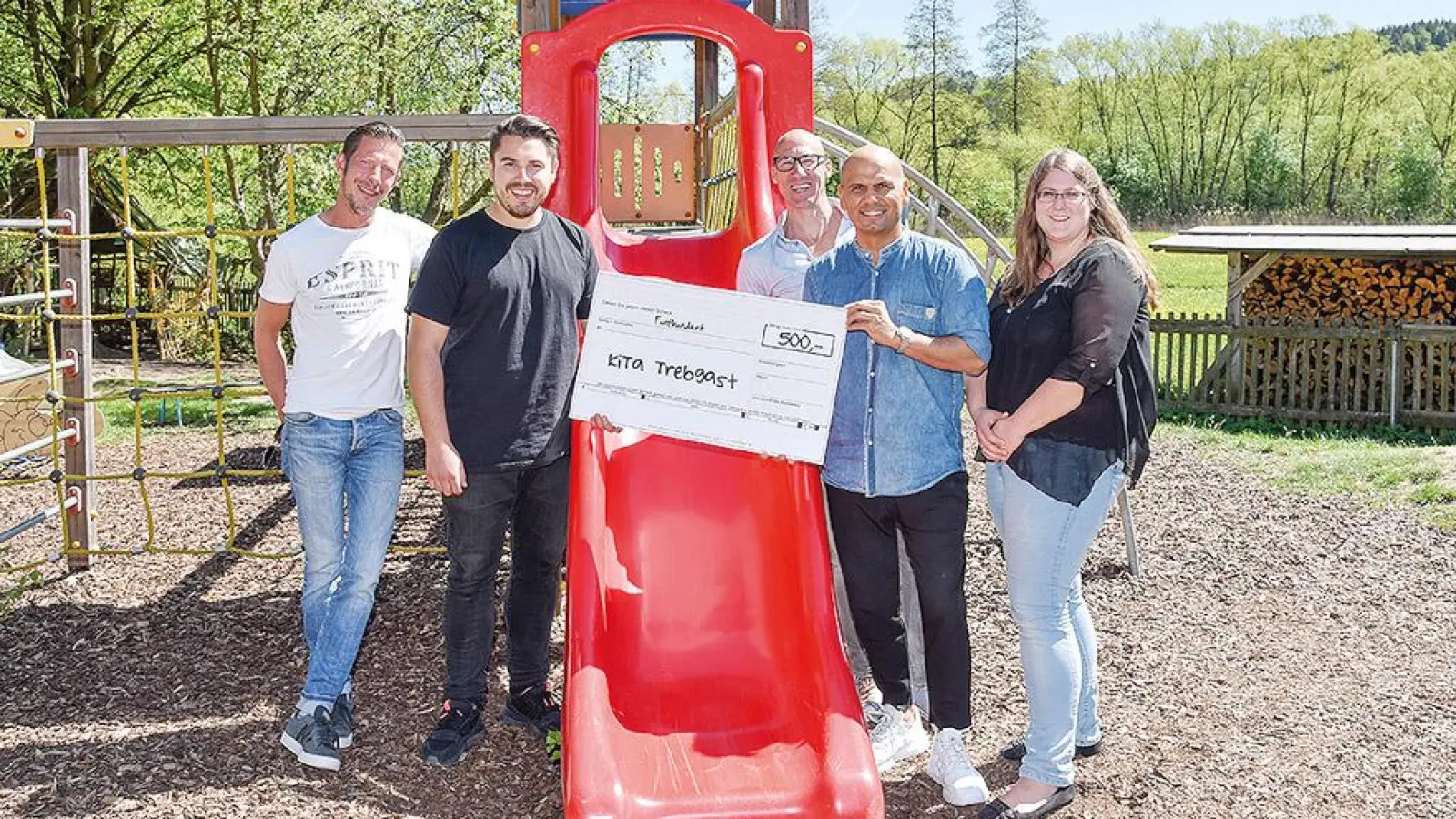 Unser Bild bei der symbolischen Scheckübergabe zeigt (von links) Donald Kirkland, Peter Heinz, Patrick Herold, Ahmad Kordbacheh und Katja Blinzler, Erzieherin in der Kita. Foto: Dörfler (Foto: inBayreuth.de)