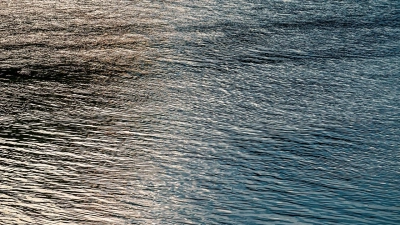 Oberfläche eines Gewässers: In der Wiesent wurde eine Leiche gefunden. (Symbolbild: pixabay/Couleur)