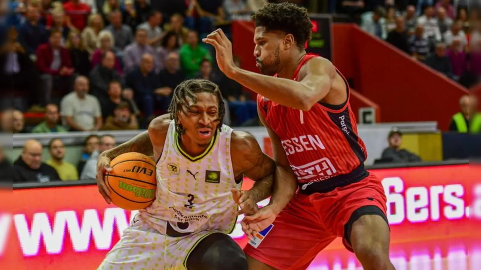 Demarcus Demonia (links, hier im Hinspiel in Gießen im Duell mit Kyle Castlin) wird wie das gesamte BBC-Team maximale Intensität zeigen müssen, um morgen in der Oberfrankenhalle gegen die GIESSEN 46ers eine Chance zu haben. (Foto: Archiv/Michael Schepp)