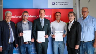 Sachverstand mit Zeugnis (von links): HWK-Präsident Matthias Graßmann, die drei neuen Sachverständigen Tobias Kerstan, Andreas Böhm, Konrad Hoffmann, HWK-Syndikusrechtsanwalt Gerold Gebhard und HWK-Hauptgeschäftsführer Reinhard Bauer. (Foto: HWK für Oberfranken.)