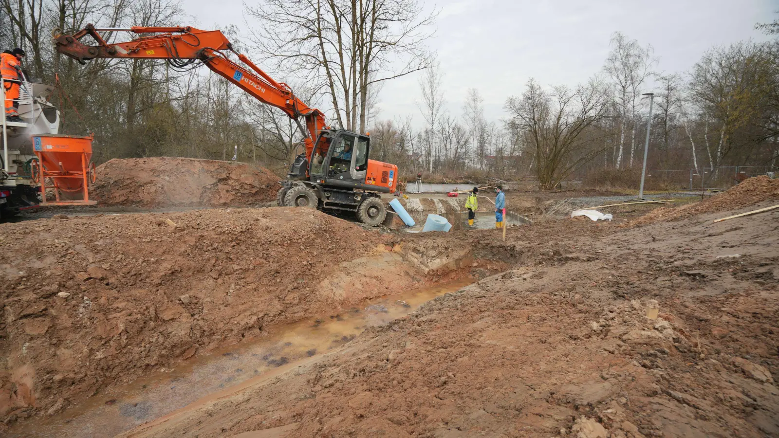 Die Bauarbeiten südlich des Glasenweihers zwischen Universitäts- und Nürnberger Straße schreiten voran. Derzeit werden die Bodenplatten für die drei Brücken betoniert. (Foto: Stadt Bayreuth )