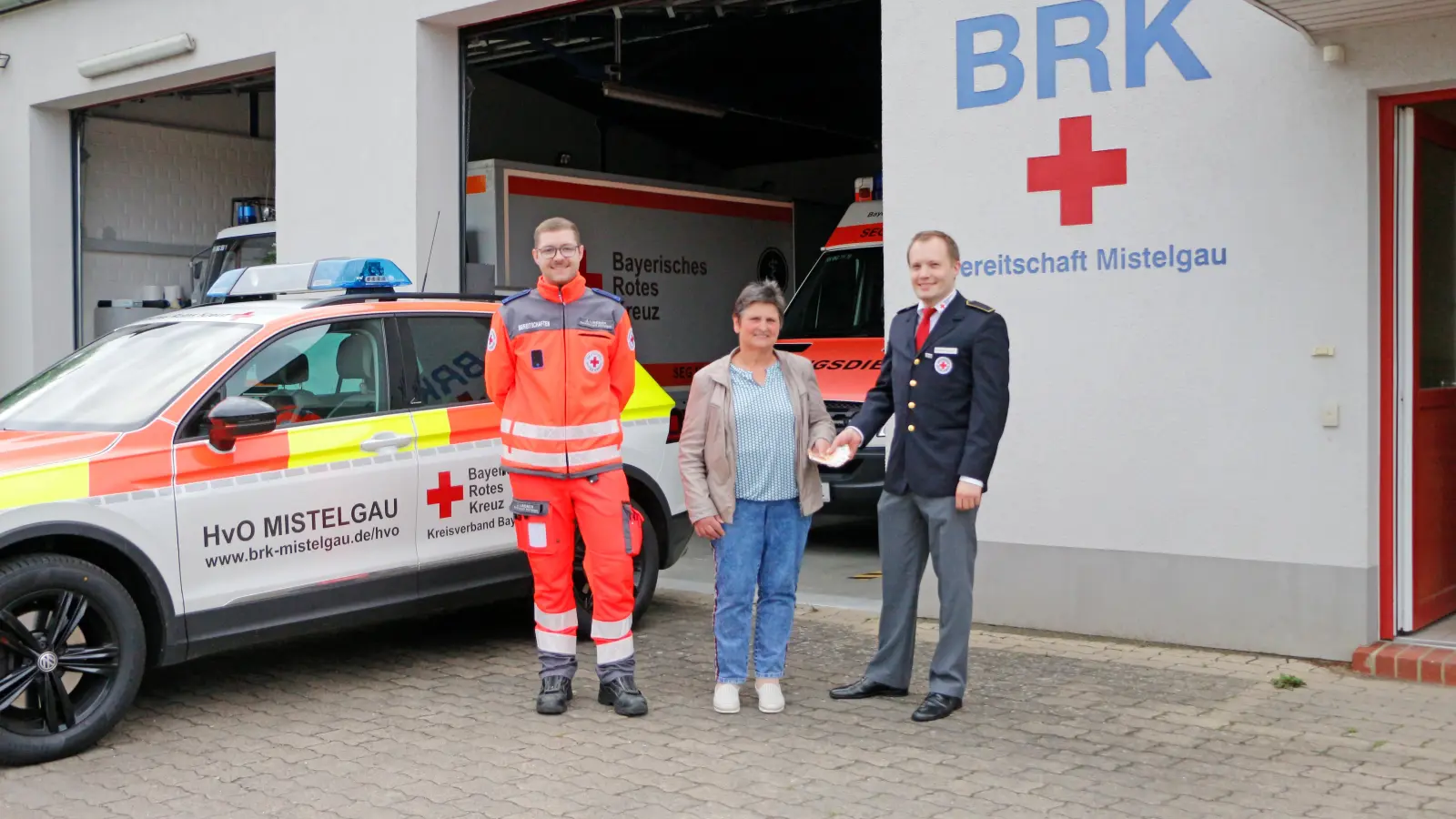 V.l.: Jonas Lindner (BRK-Bereitschaft Mistelgau), Angelika Seyferth (Kreisbäuerin des Bayerischen Bauernverbandes Kreisverband Bayreuth) und Benjamin Lindner (Bereitschaftsleiter der BRK-Bereitschaft Mistelgau). (Foto: Tobias Schif / BRK-Bayreuth )