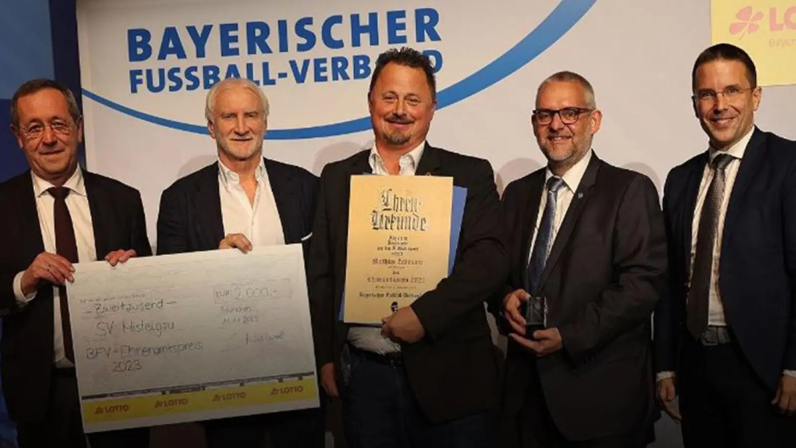 Bei der Gala in München im Bild: von links LOTTO-Bayern-Vize-Präsident Josef Müller, Weltmeister und DFB-Sportdirektor Rudi Völler, Ehrenamts-Gesamtsieger Matthias Zeilmann, Verbands-Ehrenamtsreferent Stefan Merkel und BFV-Präsident Christoph Kern. (Foto: Bayerischer Fußballverband)