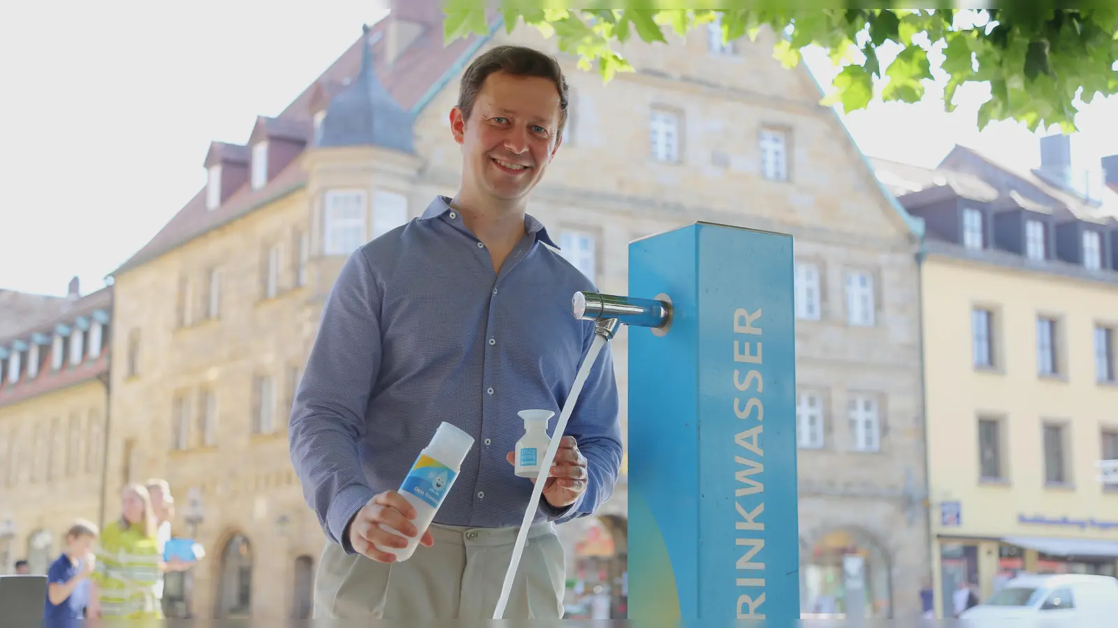  Stadtwerke-Geschäftsführer vor dem Trinkwasserbrunnen auf dem Stadtparkett (Foto: Stadtwerke Bayreuth)