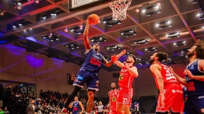 Rayshawn Mart (am Ball, hier noch im Trikot des österreichischen Vizemeisters Eisenstadt) wechselt zur neuen Saison zum BBC Bayreuth. (Foto: BBC Bayreuth)