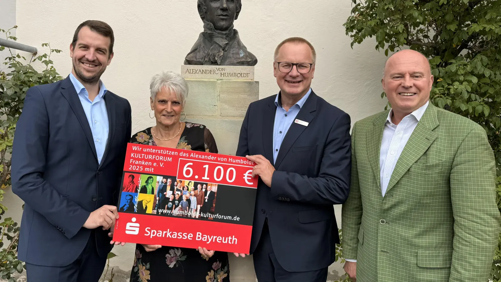 Scheckübergabe vor der Humboldt-Büste in Goldkronach: v.l.: Generalbevollmächtigter Michael Albert, Geschäftsführerin Dagmar Bauer, Vorstandsvorsitzender Wolfram Münch und Vereinsvorsitzender Hartmut Koschyk (Foto: Humboldt Kulturforum)
