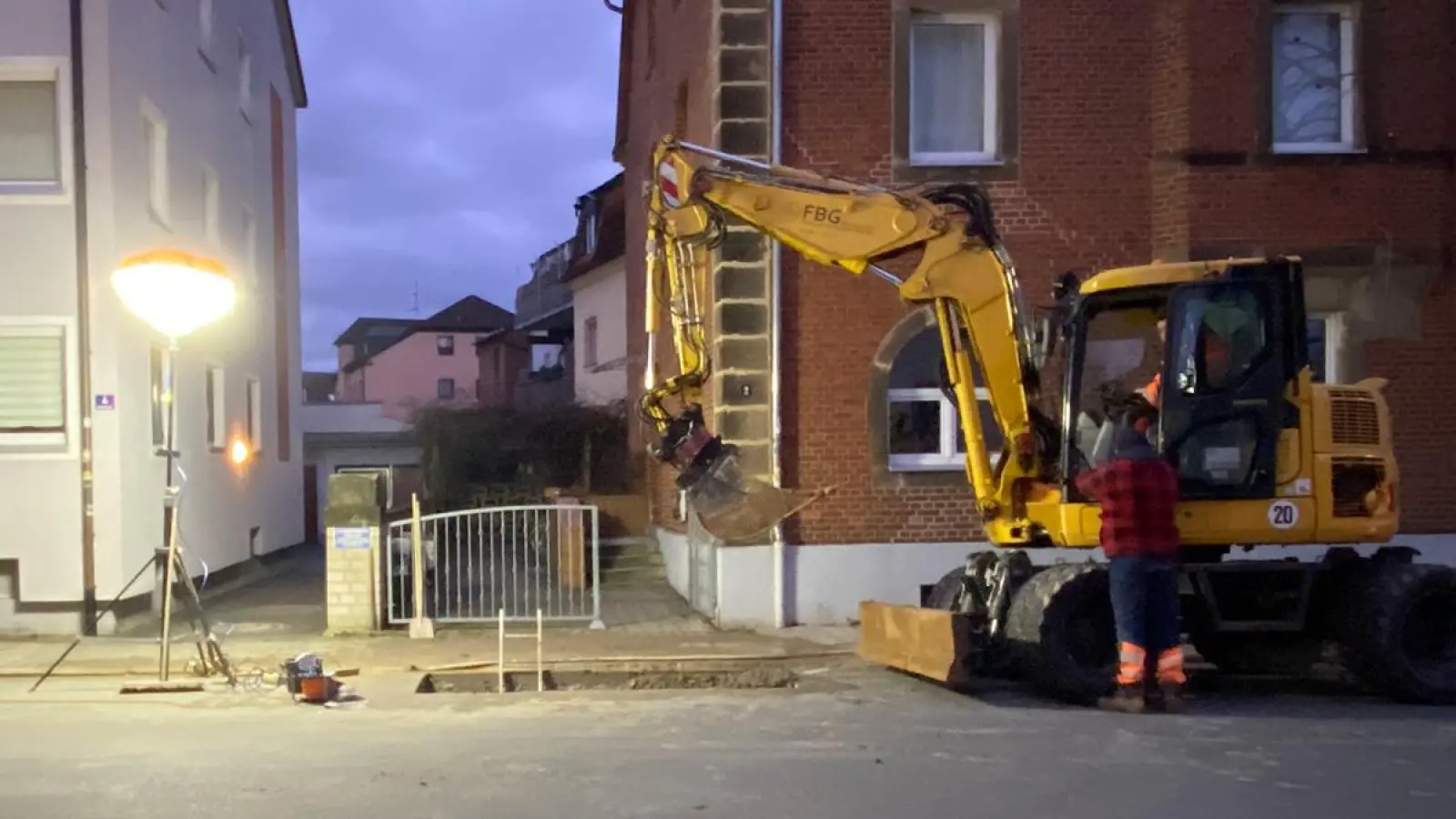 Aufgegrabene Straße und Beleuchtung: Die Munckerstraße an frühen Dienstagabend nach einem Rohrbruch. (Foto: jle)