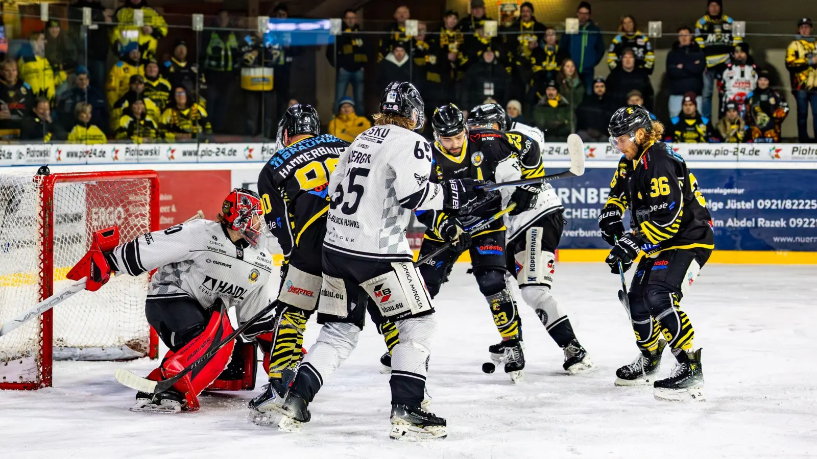 Aidan Brown (Mitte, Trikotnummer 23) war zweifacher Torschütze der onesto Tigers Bayreuth gegen die EHF Passau Black Hawks. (Foto: Dirk Ellmer)