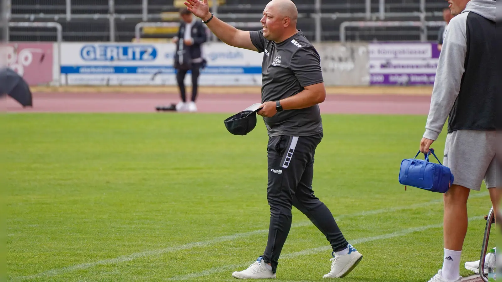 Trotz aller noch erkennbarer Defizite konnte Altstadt-Cheftrainer Lukas Kling (hier im Testmatch gegen Aue) mit seinem Team heute zum Auftakt der neuen Regionalliga-Spielzeit den ersten Saisonsieg feiern. (Foto: Archiv/sd)