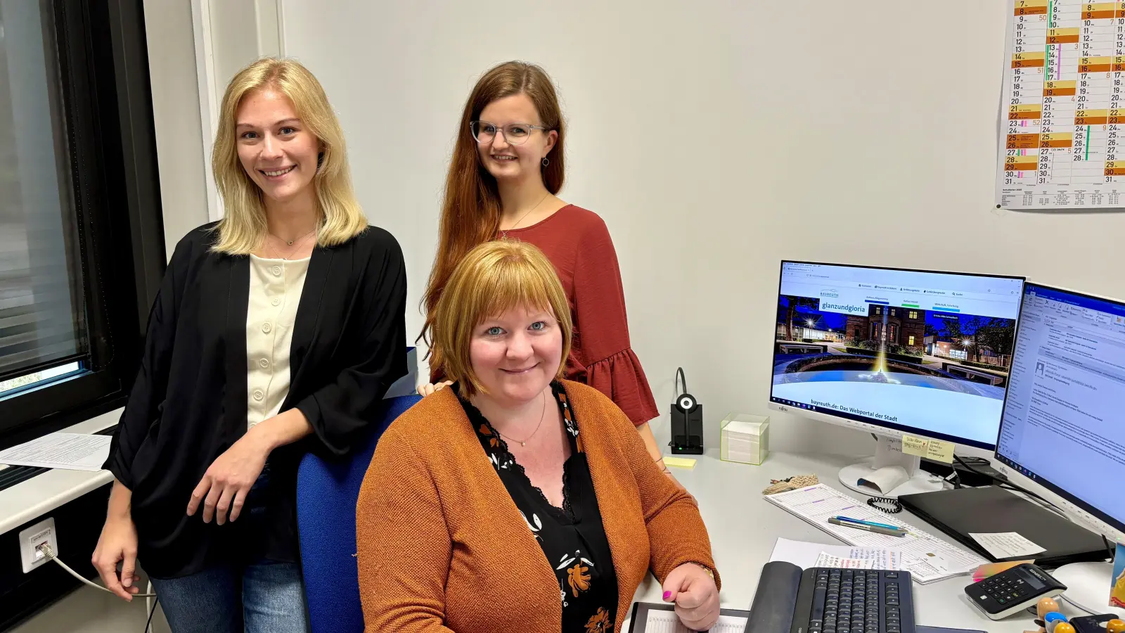 Die Leiterin der Arbeitsgruppe Versicherungsangelegenheiten im Amt für Soziales, Integration, Wohnen und Inklusion, Sabrina Bär (vorne), hilft mit ihren Kolleginnen Janina Türk (links) und Anastasia Frankenberger Ratsuchenden bei der Klärung von Versicherungs- beziehungsweise Rentenkonten und ist bei der Rentenantragstellung behilflich.  (Foto: Stadt Bayreuth)