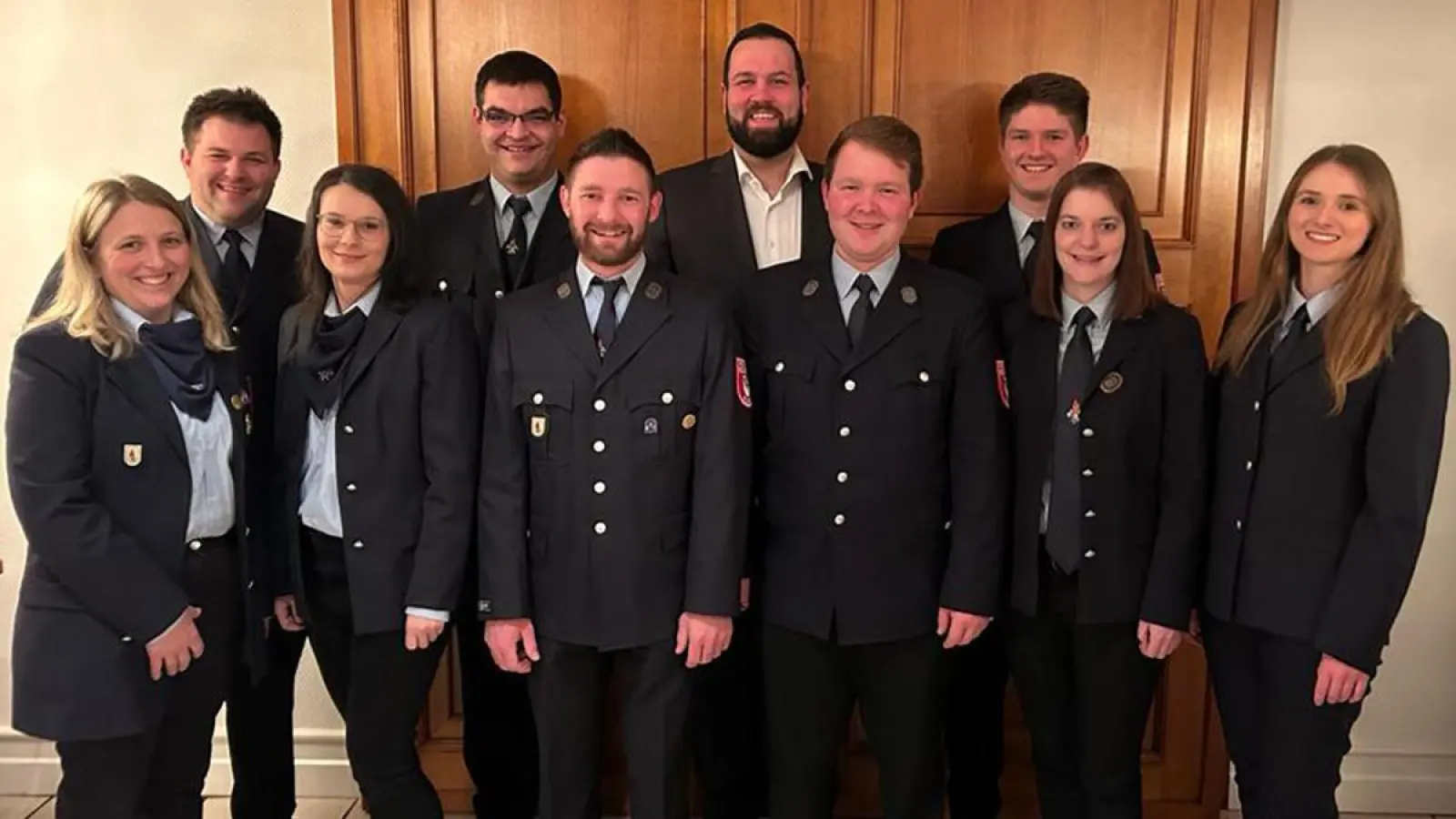Der neue Vorstand. Von links: Melanie Hahn (1. Kassiererin), Lukas Schirmer (1. Vorstand), Franziska Hermsdörfer (2. Schriftführerin), Matthias Wopperer (2. Vorstand), Tobias Hübner (Beisitzer), Christian Brunner (Bürgermeister), Leon Böhner (1. Kommandant), Niklas Hübner (2. Kommandant), Daniela Färber (1. Schriftführerin), Franziska Hübner (2. Kassiererin) (Foto: Redaktion Bindlach)