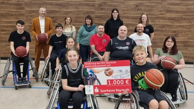 Sie freuen sich über die Knobbern-Spende (hinten von links): Markus Zweck (Sparkasse Bayreuth), Marie Ganzleben (Leiterin „Mini-Bayreuth“), Nancy Kamprad (Vorsitzende Stadtjugendring Bayreuth) sowie (hinten rechts) Dagmar van Hinte (Projektleitung Rolli Bears) mit jungen Mitgliedern der Rolli Bears. (Foto: Stadtjugendring Bayreuth/Melanie Teufel)