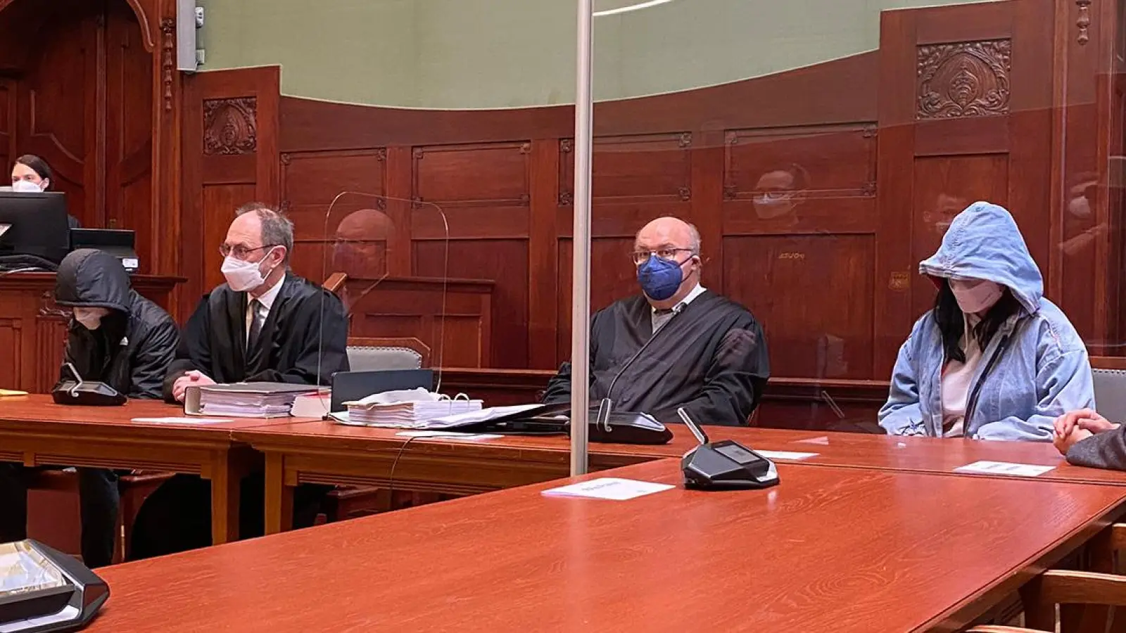 Die Angeklagten des Mistelbach-Doppelmordes beim Prozessauftakt am 19. Oktober 2022 vor dem Landgericht Bayreuth. (Foto: Lenkeit)