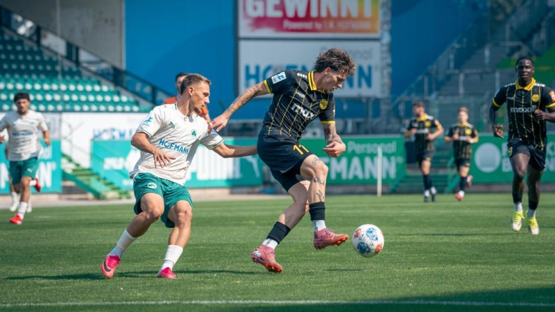 Niklas Doll (am Ball) setzte bei der Partie in Fürth offensive Akzente für die Altstadt. (Foto: SpVgg Bayreuth/Simon Helfensdörfer)