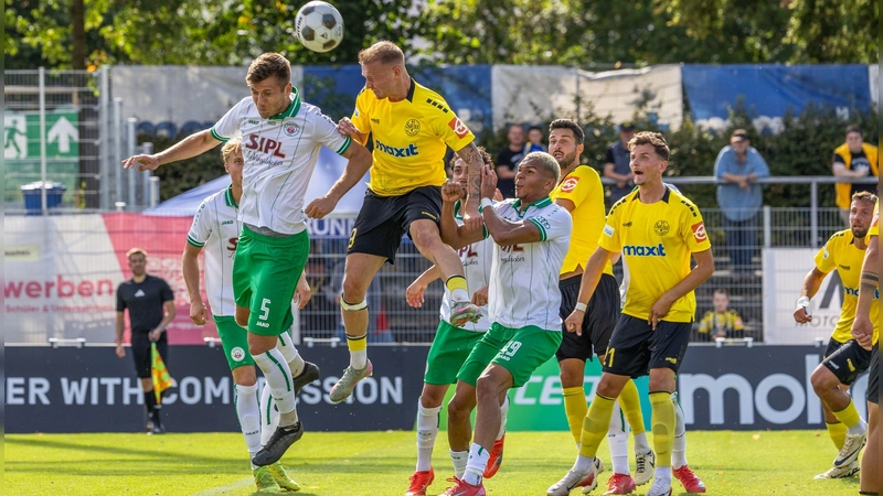 Selbstbewusst auftreten will die SpVgg Bayreuth am Samstag beim VfB Eichstätt. Im Hinspiel am 13. September 2025 (unser Bild) musste die Altstadt nach einer schwachen zweiten Hälfte eine 0:2-Heimniederlage gegen das Team aus dem Altmühltal quittieren. (Foto: Dirk Ellmer)