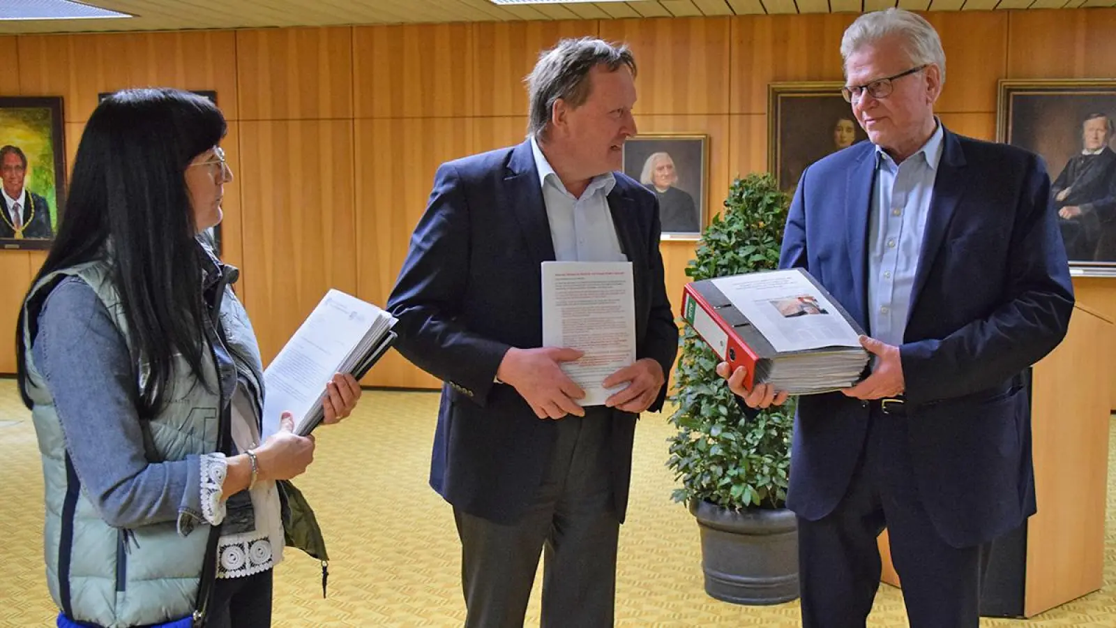 „Nicht nachvollziehbar”: Karl Lappe (Mitte) und Sybille Pichl (links) übergeben 6.322 Unterschriften an Bayreuths Oberbürgermeister Thomas Ebersberger. (Foto: Lenkeit)