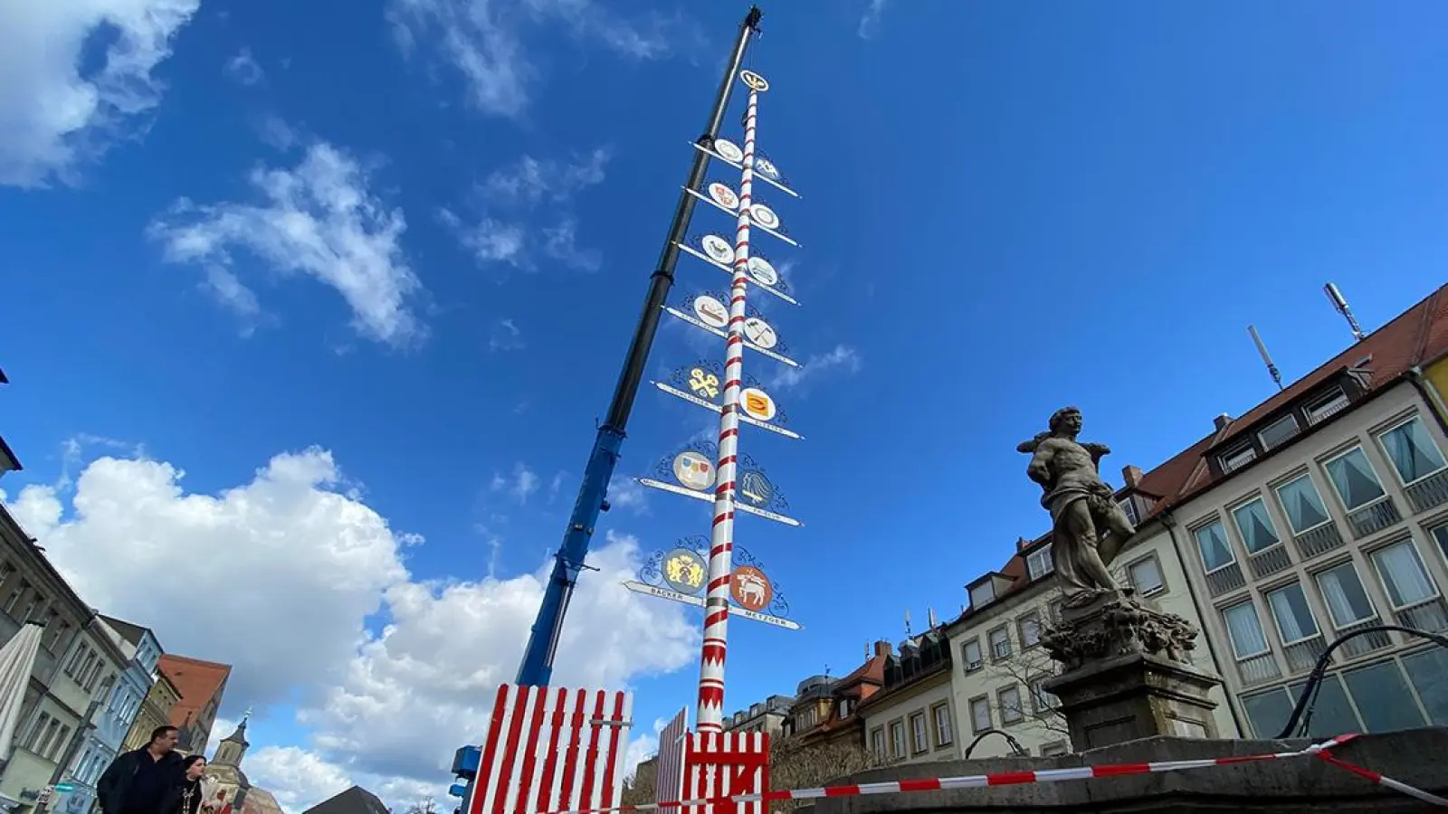 Der Maibaum in Bayreuth wurde am Mittwoch (26. April 2023) errichtet. Foto: Lenkeit (Foto: Lenkeit)