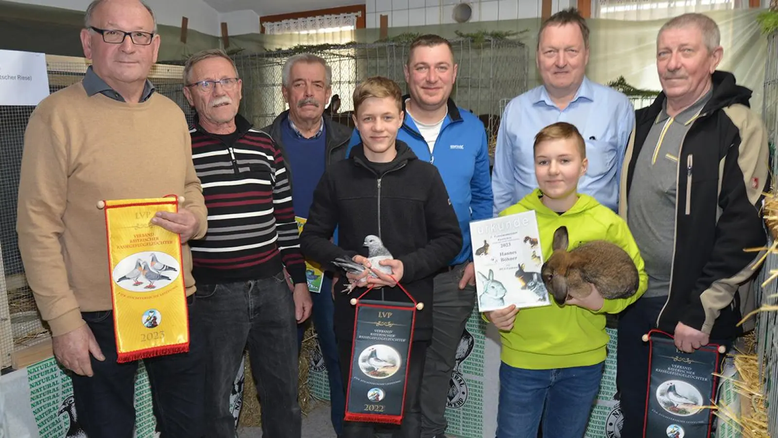 Bei den Kaninchen holte sich der elfjährige Hannes Böhner (vorne rechts) den Titel vor Georg Pfaffenberger und Wolfgang Ruhnke. Bei den Tauben siegte zweiter Vorsitzender Ludwig Dörfler (links) vor Josef Knauer und Wolfgang Ruhnke. (Foto: Dieter Jenß)