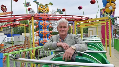 Schausteller Edmund Kaiser in seiner Familienachterbahn: Alter Bekannter auf dem Bayreuther Volksfest (Foto: Lenkeit)