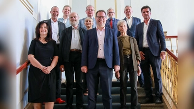 Gudrun Kneidl (Josef Reichenberger-Stiftung, Steffen Prodinger (Steffen Prodinger Stiftung), Stefan Krug (Regierung von Oberfranken), Heinrich Müller-Ermann, Hanna Ermann (beide Schiffauer Kronach Stiftung), Klaus Rubenbauer (Josef Reichenberger-Stiftung), Regierungspräsident Florian Luderschmid, Norbert Hübsch (Regierung von Oberfranken), Dr. Elke Großrau (Schiffauer Kronach Stiftung), Hans Thomann (Thomann Unternehmensstiftung), Christian Wedlich (Stiftung der Spielvereinigung Oberfranken Bayreuth – Du bist der 12. Mann) (Foto: Regierung von Oberfranken)