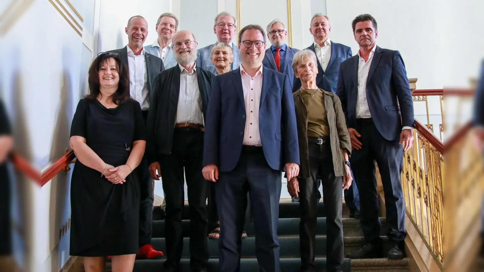 Gudrun Kneidl (Josef Reichenberger-Stiftung, Steffen Prodinger (Steffen Prodinger Stiftung), Stefan Krug (Regierung von Oberfranken), Heinrich Müller-Ermann, Hanna Ermann (beide Schiffauer Kronach Stiftung), Klaus Rubenbauer (Josef Reichenberger-Stiftung), Regierungspräsident Florian Luderschmid, Norbert Hübsch (Regierung von Oberfranken), Dr. Elke Großrau (Schiffauer Kronach Stiftung), Hans Thomann (Thomann Unternehmensstiftung), Christian Wedlich (Stiftung der Spielvereinigung Oberfranken Bayreuth – Du bist der 12. Mann) (Foto: Regierung von Oberfranken)