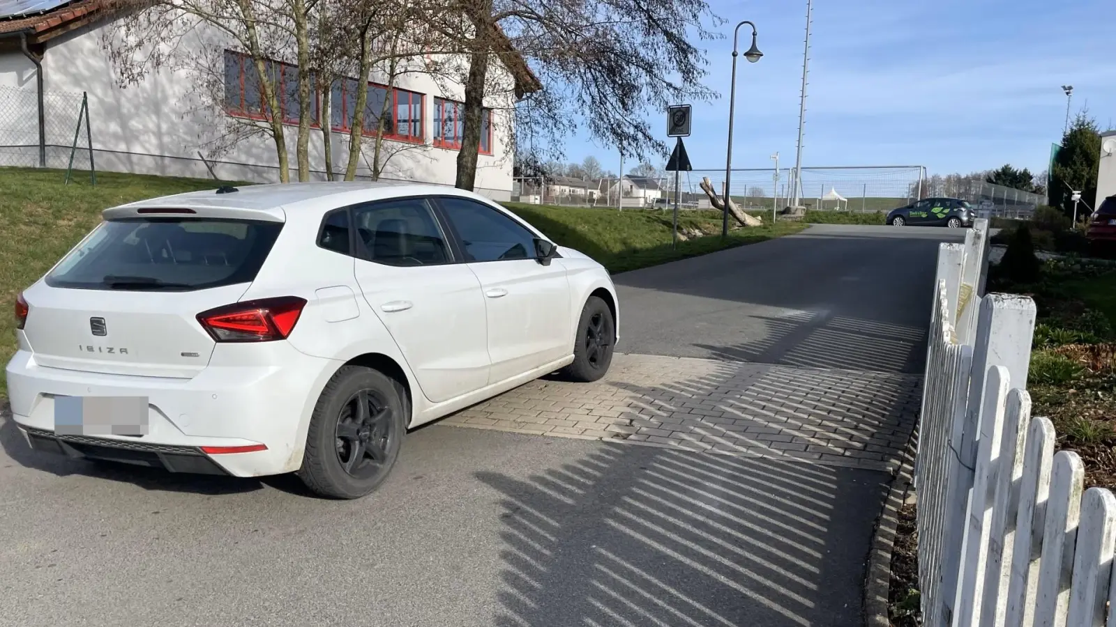 Stop and Go in der Erlenstraße: die Gemeinde denkt derzeit über einen Rückbau der Bodenschwellen nach. (Foto: Horst Mayer)