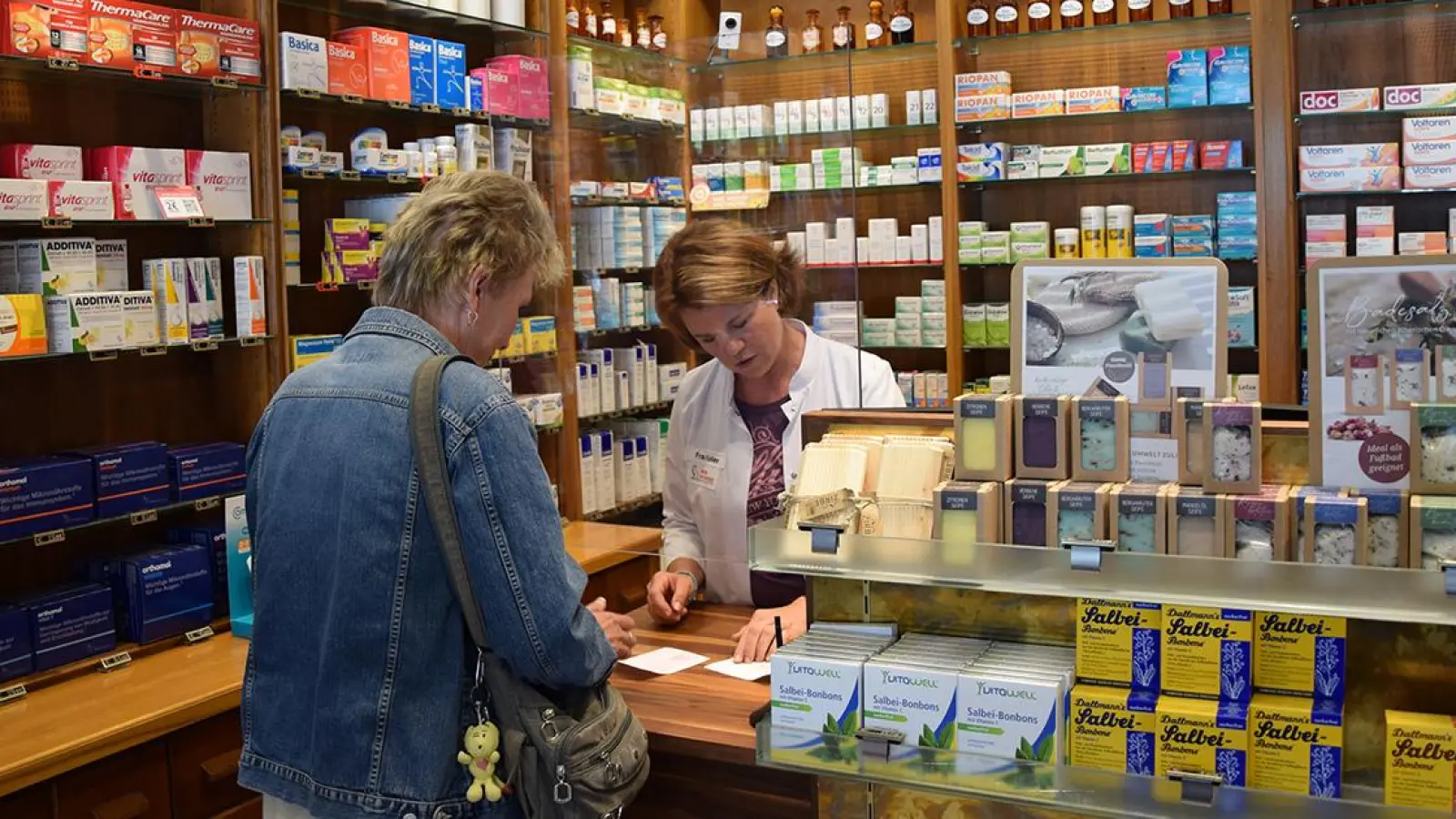 Adler Apotheke in Bayreuth: Beratung von Kunden. (Foto: Lenkeit)