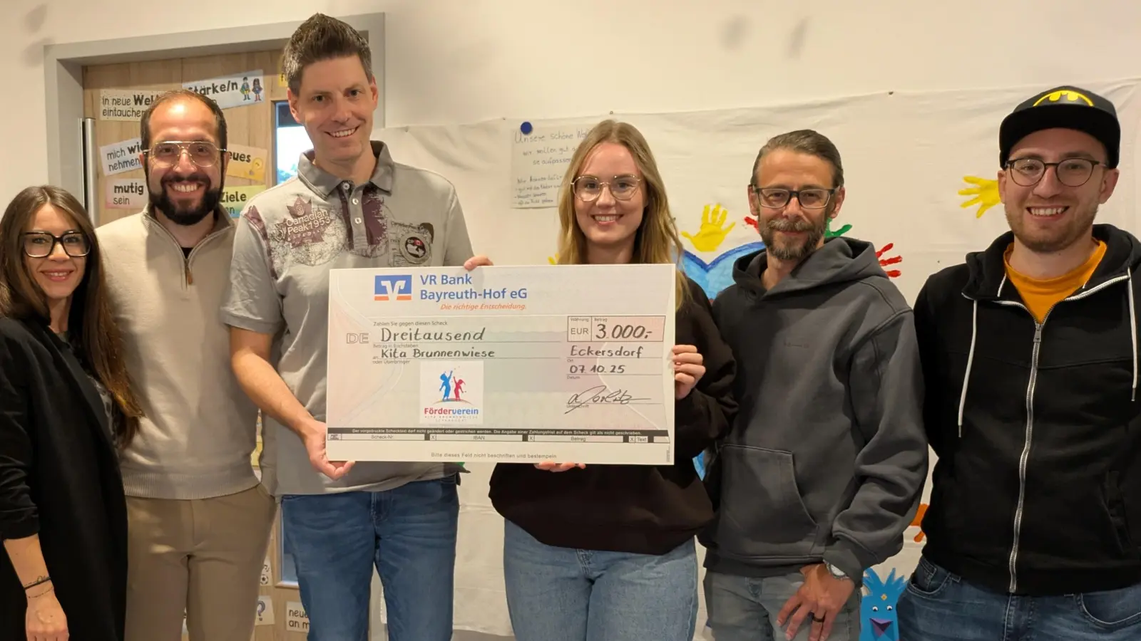 Jessica Pache (2. Vorsitzende), Norman Greulich (2. Schriftführer), Andreas Herlitz (Vorsitzender), Natascha Libor (Kita-Leitung), Lars Scheidler (Kassier), Giuseppe Sollecito (Schriftführer) (Foto: Förderverein KITA BRUNNENWIESE ECKERSDORF)