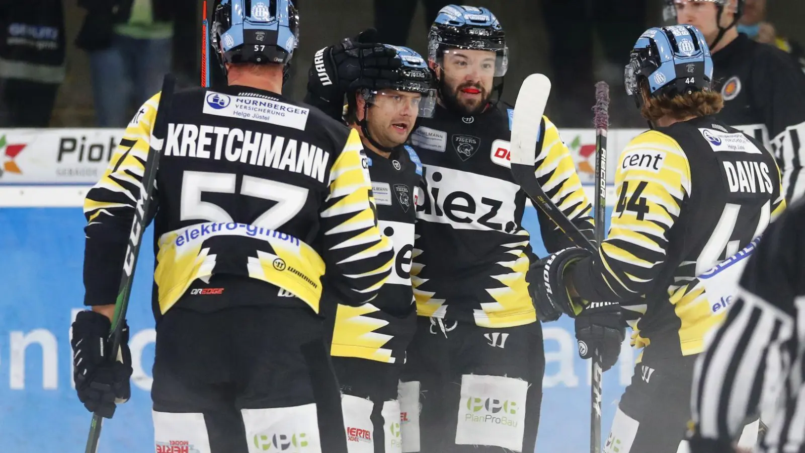 Das fehlende S auf Christian Kretschmanns Trikot (links) war noch das kleinste Übel der Bayreuth Tigers. (Foto: Peter Kolb)