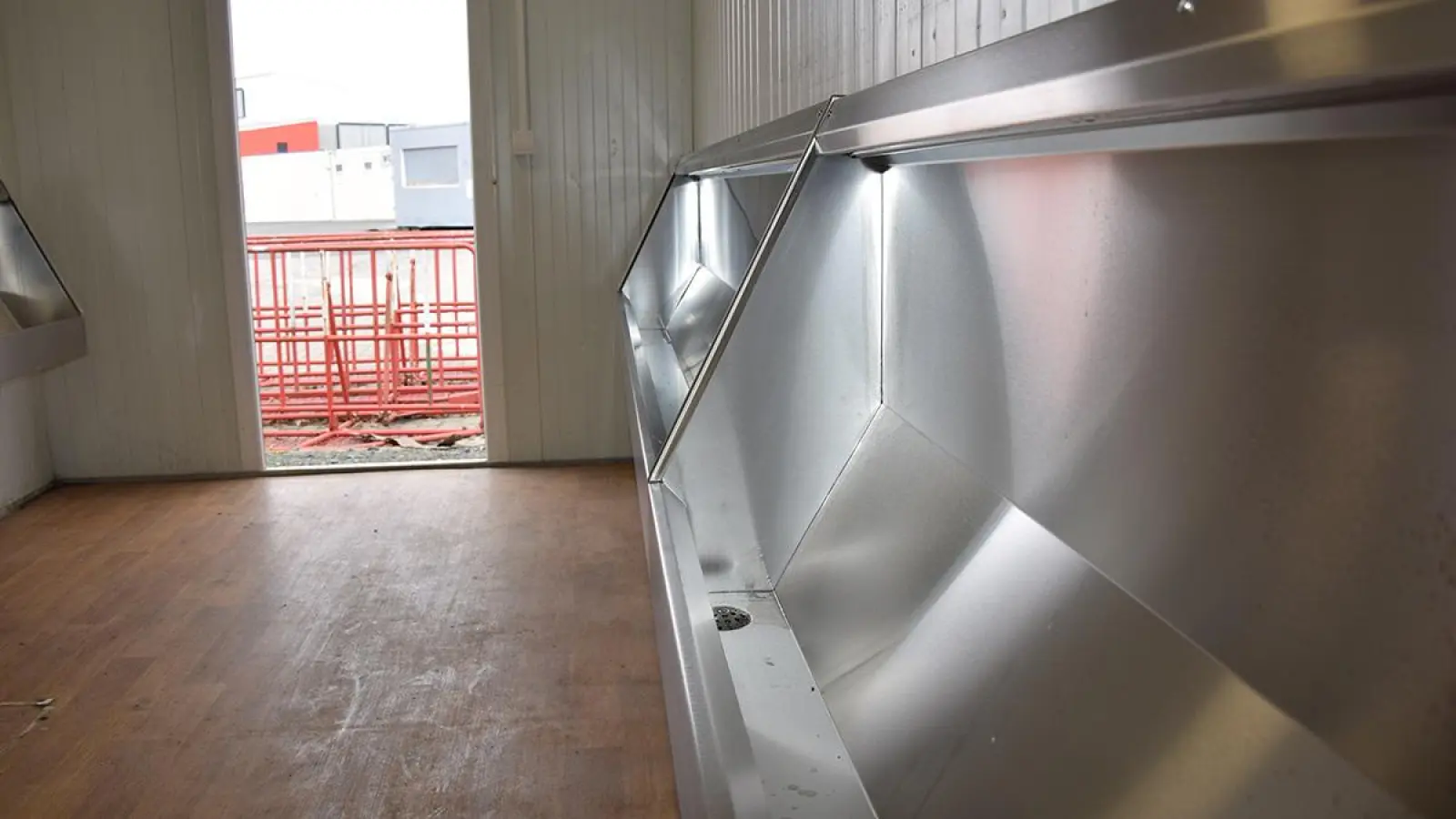 Läuft: Der neue Toilettenwagen mit zwei Rinnen im Hans-Walter-Wild-Stadion. (Foto: jle)