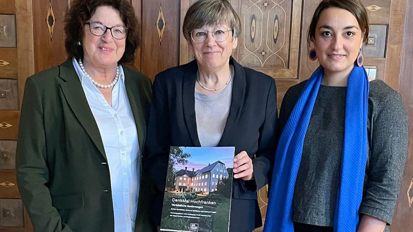 Von links: Marion Resch-Heckel (Architektin, Mitglied des Landesdenkmalrats), Regierungspräsidentin von Oberfranken Heidrun Piwernetz, Dr. Kathrin Gentner (Oberkonservatorin des Bayerischen Landesamts für Denkmalpflege) (Foto: Kristina Lang, Regierung von Oberfranken)