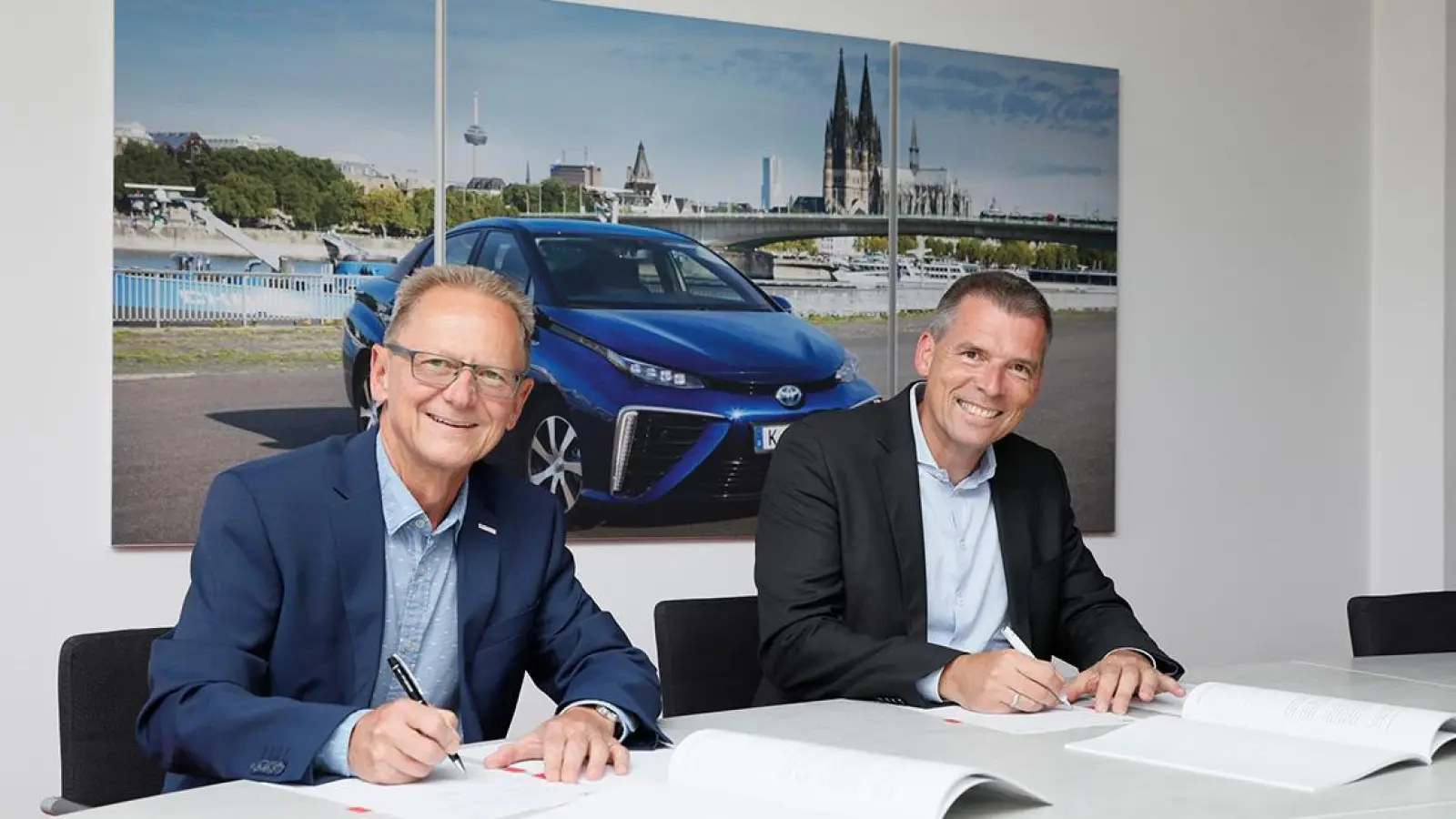 Jochen Sonntag (li.) von Motor-Nützel und André Schmidt (Toyota) unterzeichnen ihre Kooperation. (Foto: Toyota)